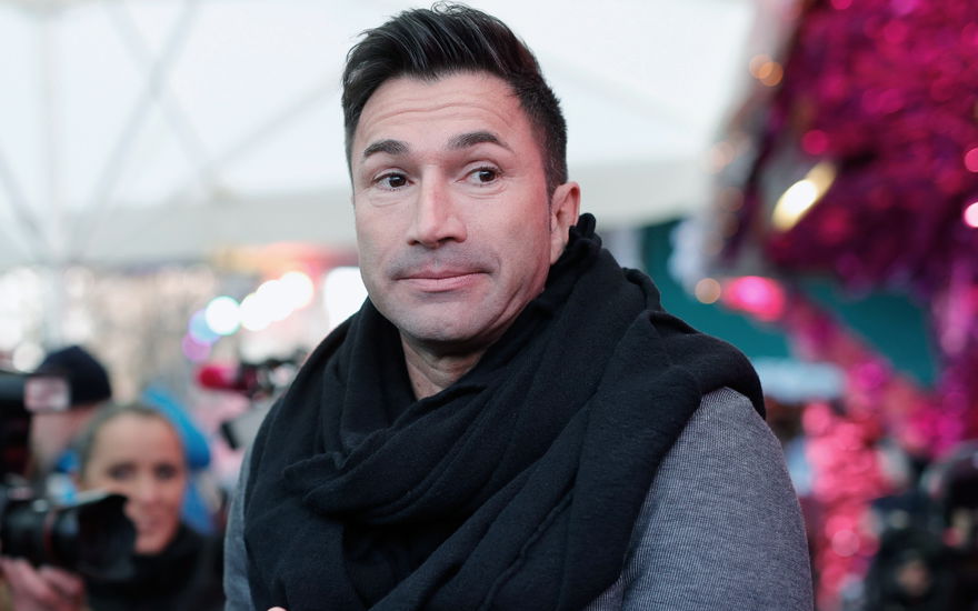 Lucas Cordalis schaut erschrocken zur Seite