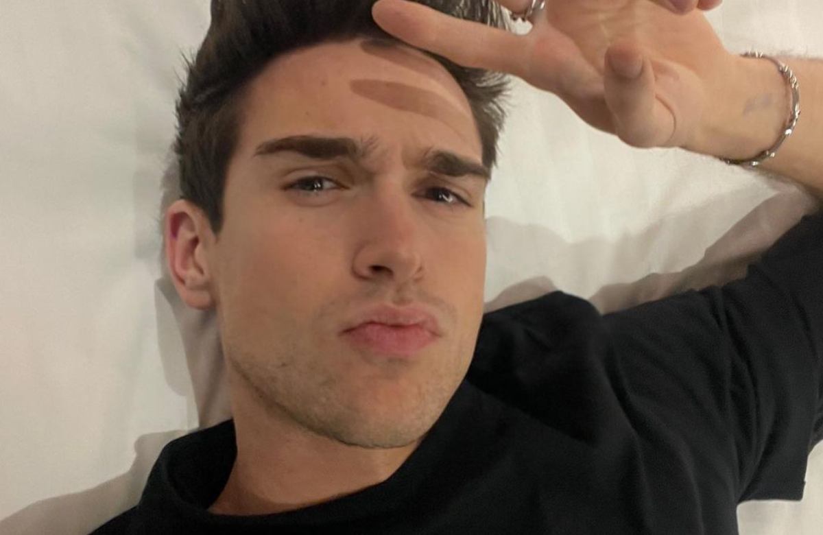 Lukas Küchen macht eine Grimasse im Bett