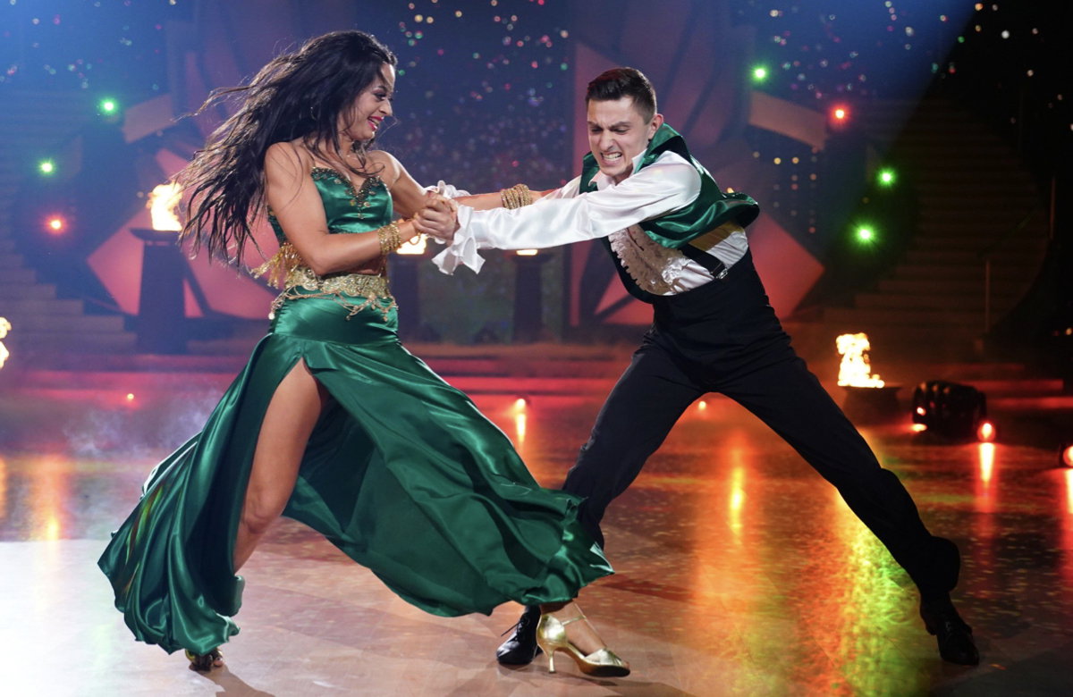 Malika Dzumaev und Zsolt Sándor Cseke tanzen bei der Profi-Challenge.