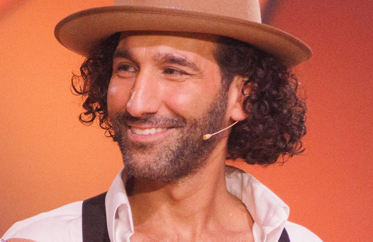 Massimo Sinató lächelt bei "Let's Dance"