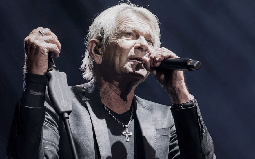 Matthias Reim singt in Mikrofon