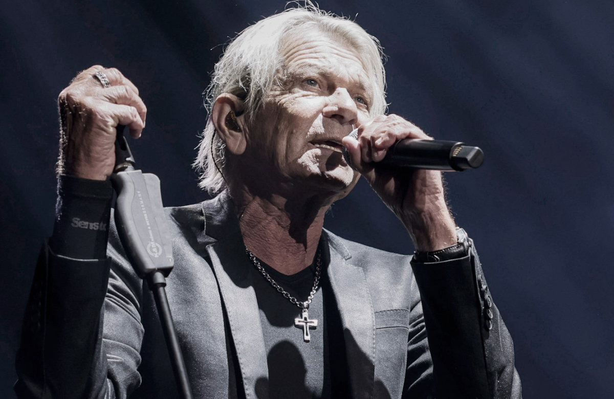 Matthias Reim singt in Mikrofon