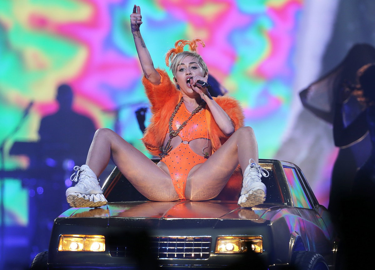 Miley Cyrus performt während ihrer "Bangerz"-Tour auf einem Auto mit gespreizten Beinen