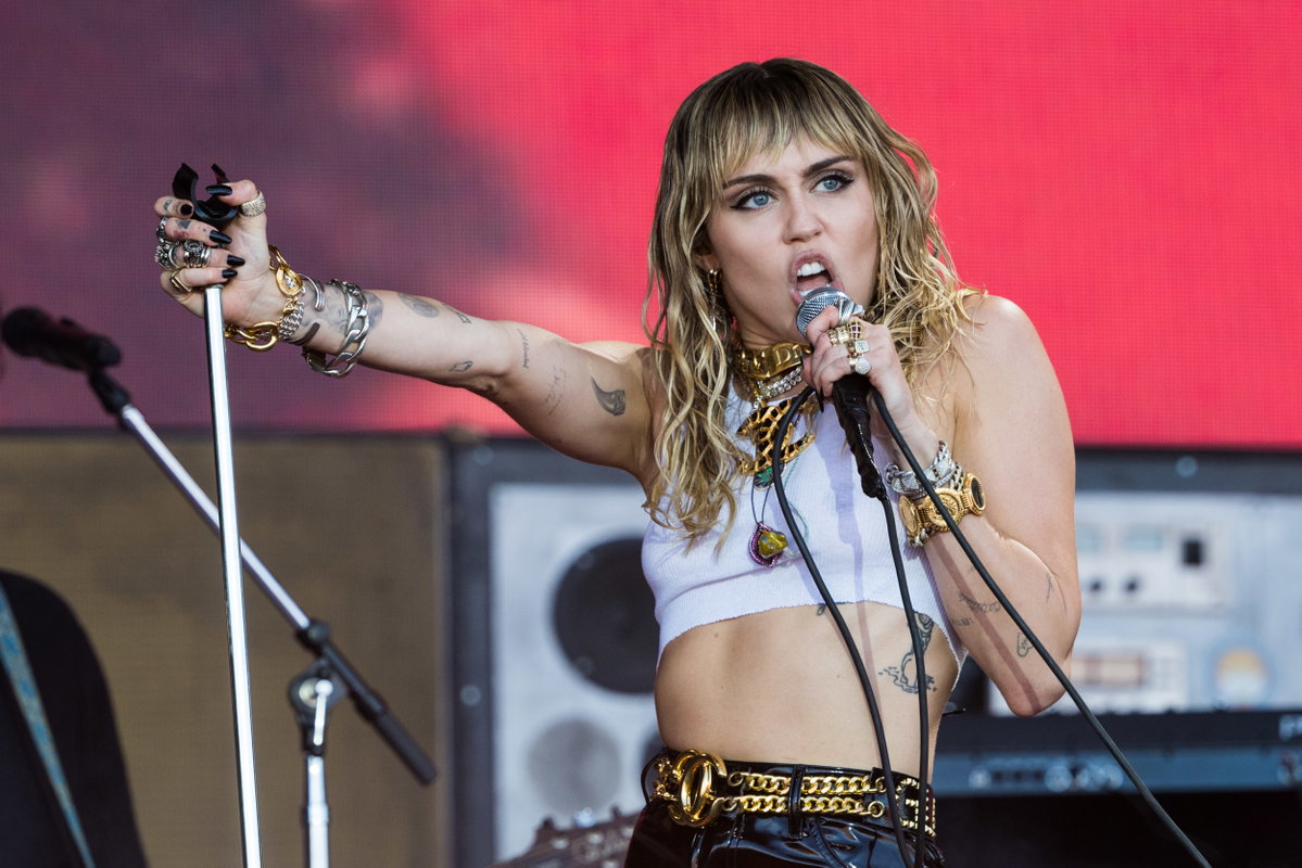 Miley Cyrus singt beim Glastonbury Festival 2019 in ein Mikrofon