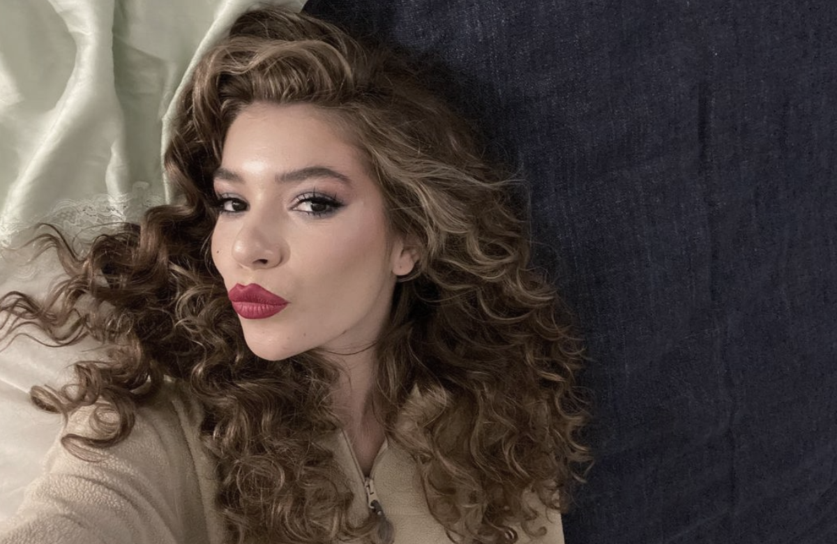 Mirella macht einen Kussmund