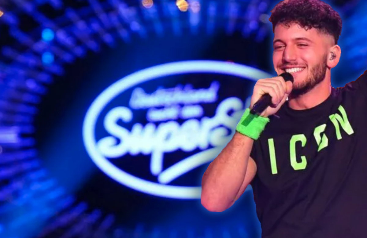 Momo Chahine mit Mikrofon in der Hand vor DSDS-Logo