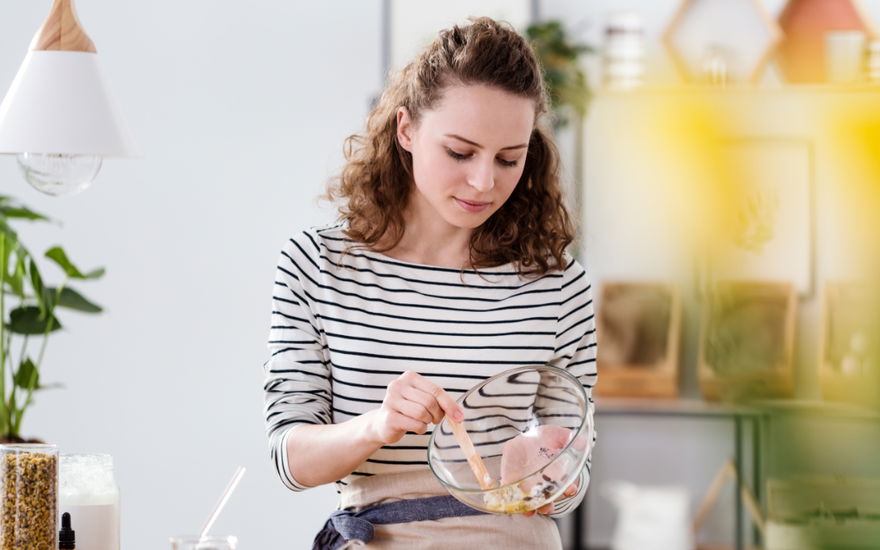 Frau macht selber Kosmetik