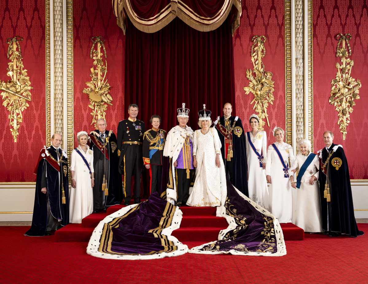 Offizielles Krönungsfoto König Charles III. - Gruppenfoto mit Anne, William, Kate & Co.