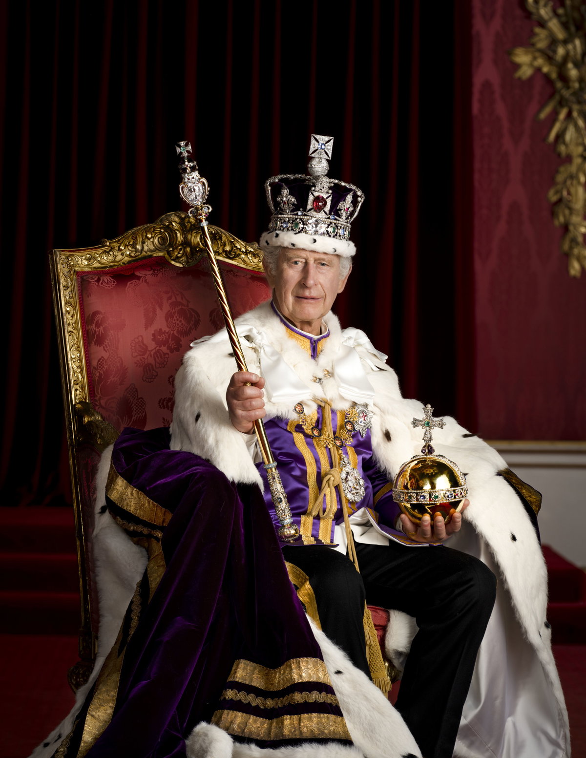Offizielles Krönungsfoto König Charles III.: Charles auf dem Thron