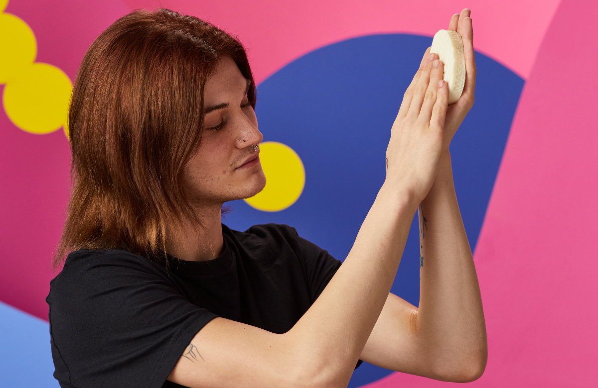 Person massiert sich die Hände mit dem "Purity & Clarity" Massage Bar von Lush