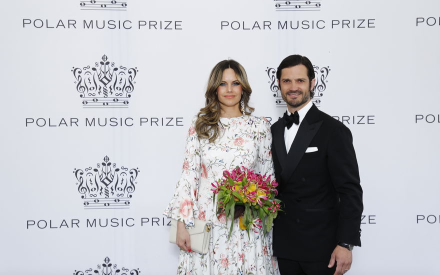 Prinzessin Sofia mit Blumenstrauß in der Hand und Prinz Carl Philip auf einem Event