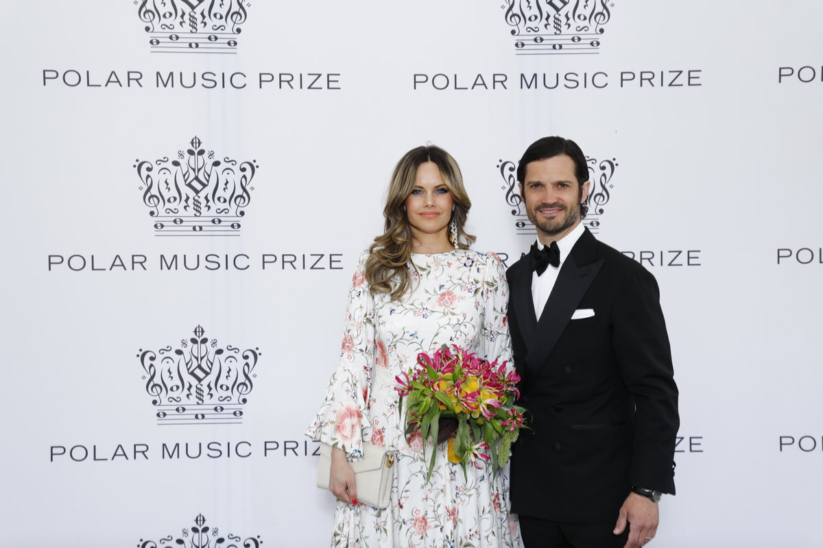 Prinzessin Sofia mit Blumenstrauß in der Hand und Prinz Carl Philip auf einem Event
