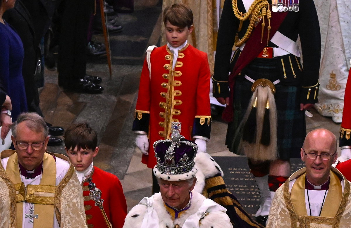 Prinz George als Ehrenpage von König Charles III.