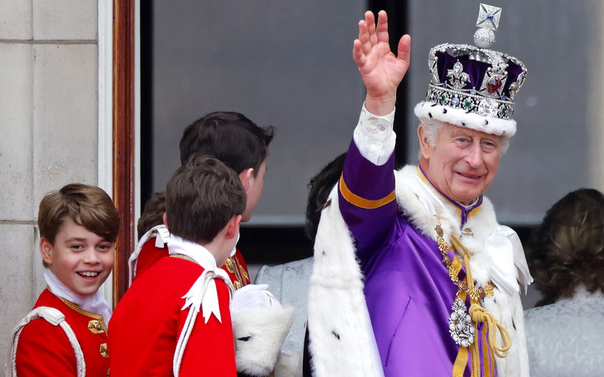 Prinz George und König Charles III. auf dem Balkon des Buckingham-Palasts..