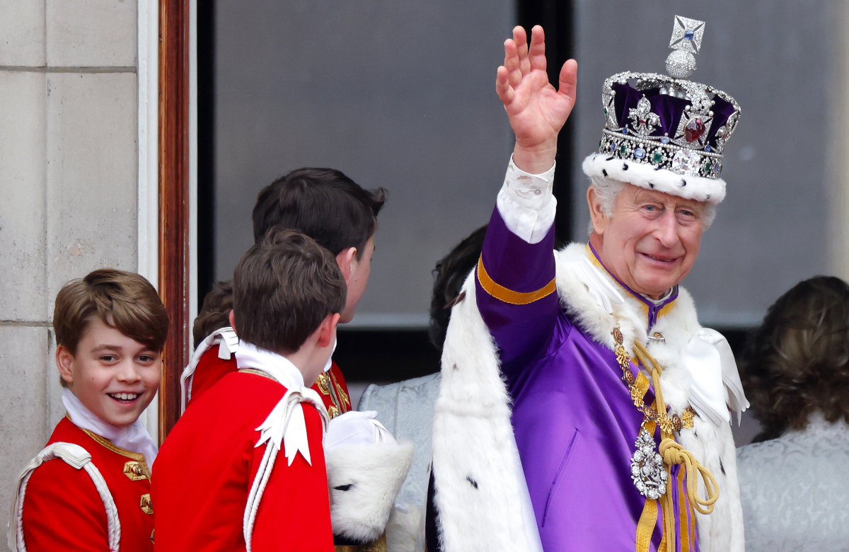 Prinz George und König Charles III. auf dem Balkon des Buckingham-Palasts..
