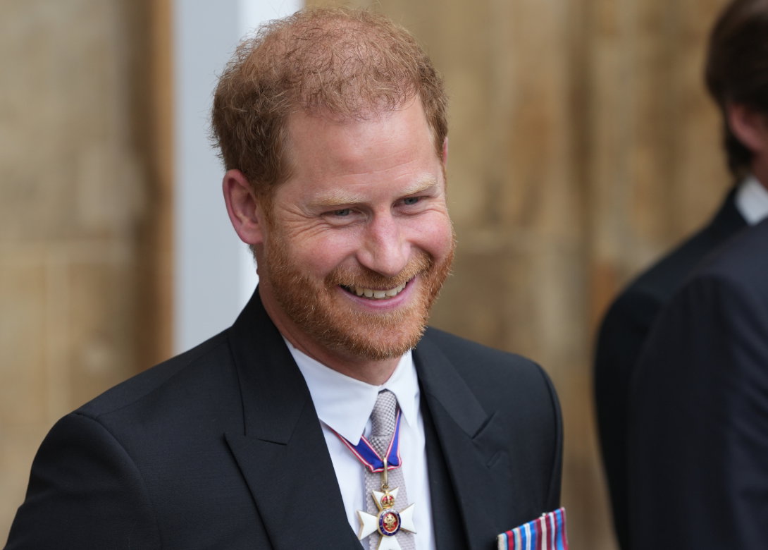 Prinz Harry lächelt bei der Krönung von Charles