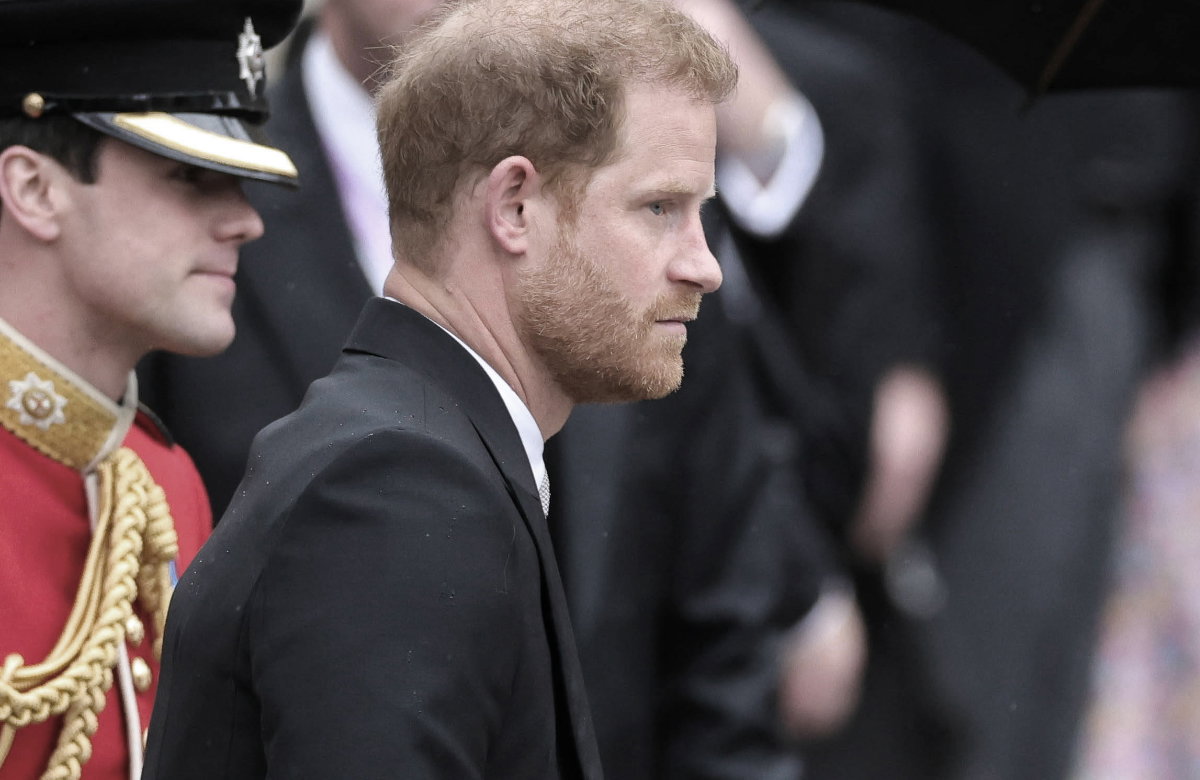 Prinz Harry von der Seite, guckt traurig