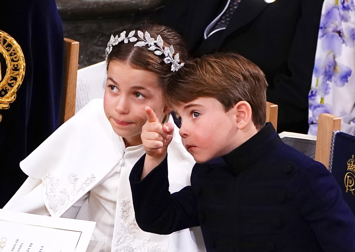 Prinz Louis zeigt Prinzessin Charlotte mit dem Finger etwas