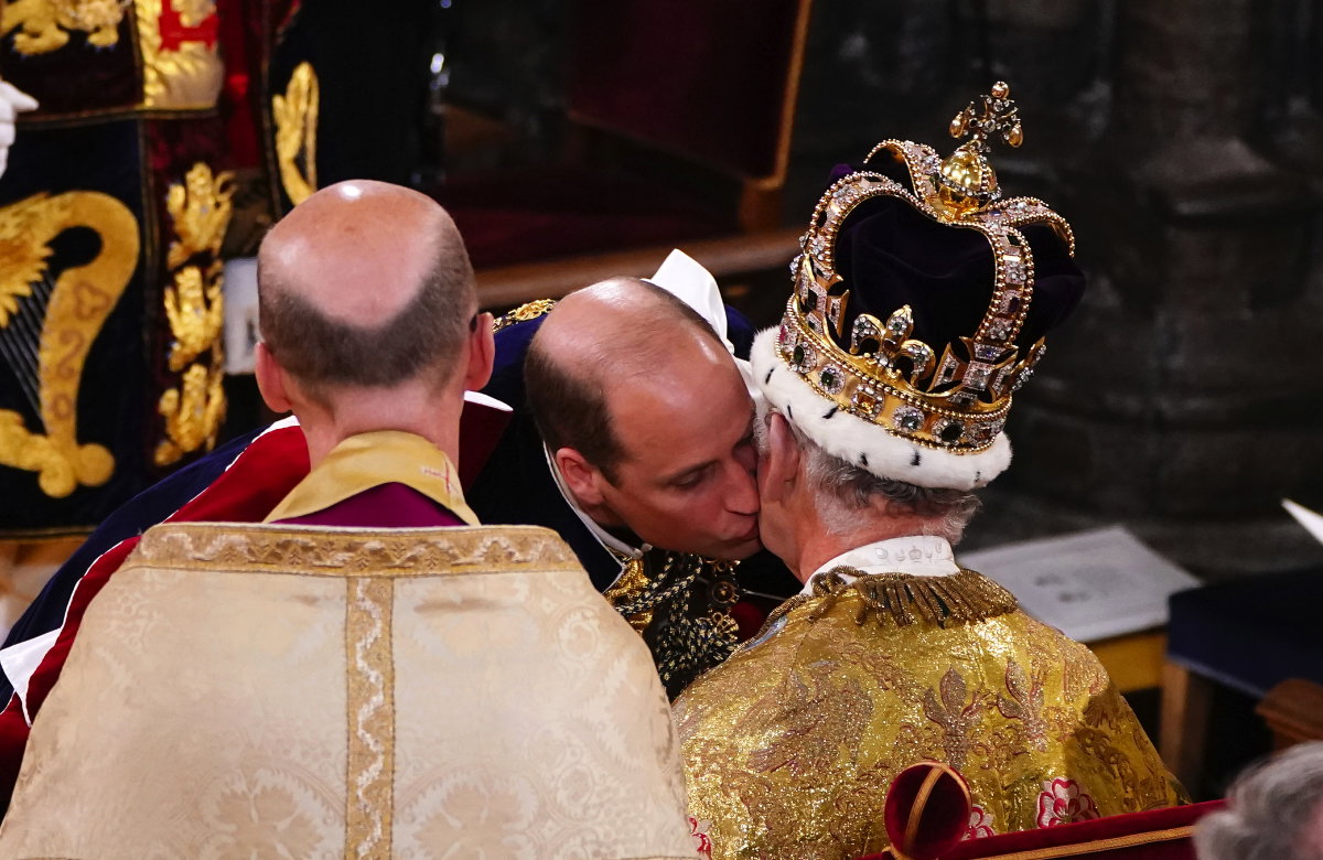 Prinz William gibt König Charles während der Krönung einen Kuss.