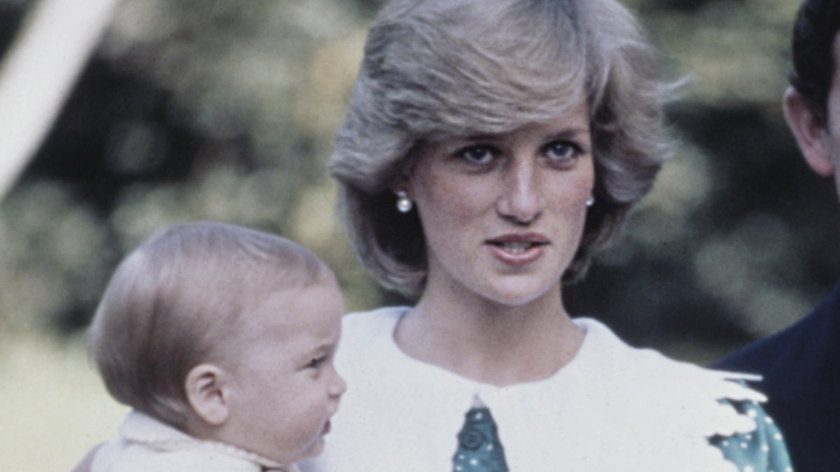 Prinzessin Diana hält Prinz William als Baby im Arm