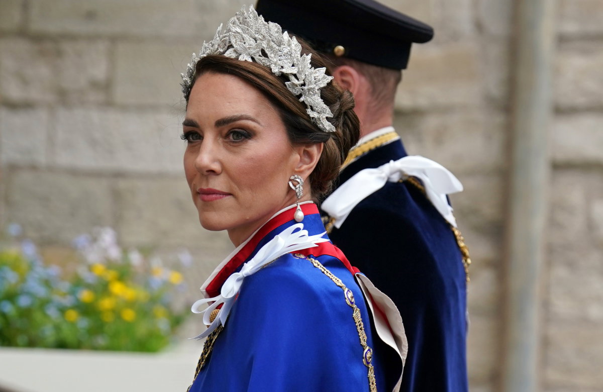 Prinzessin Kate und Prinz William betreten Westminster Abbey bei der Krönung von König Charles III.