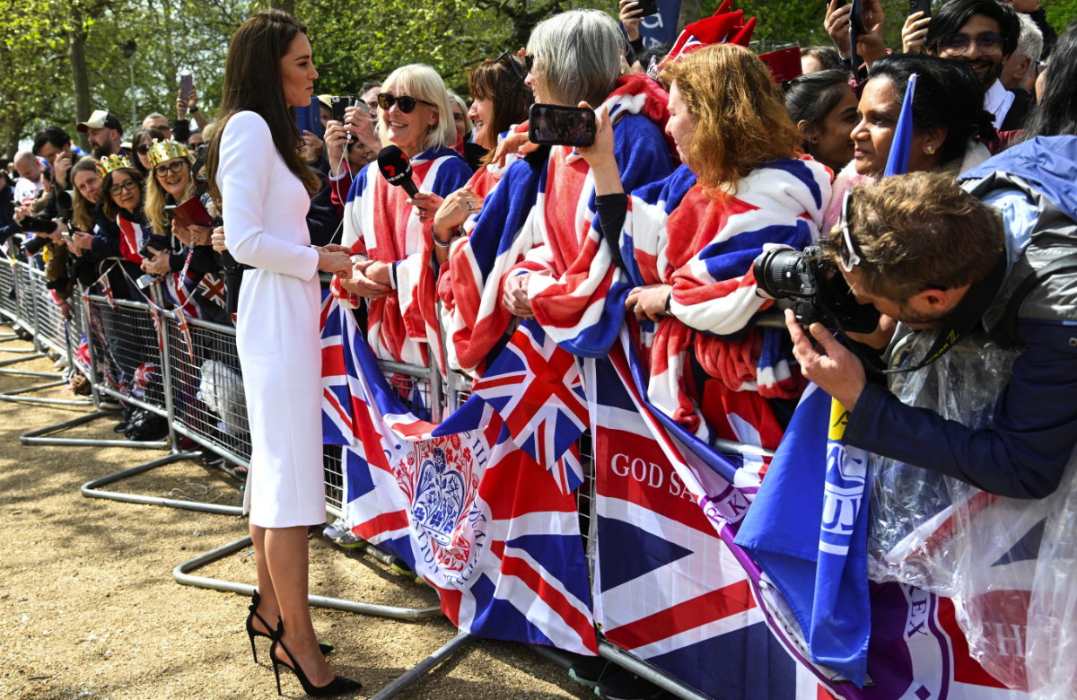 Prinzessin Kate spricht mit Royal-Fans.