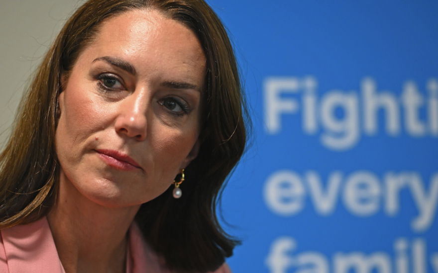 Prinzessin Kate mustert.