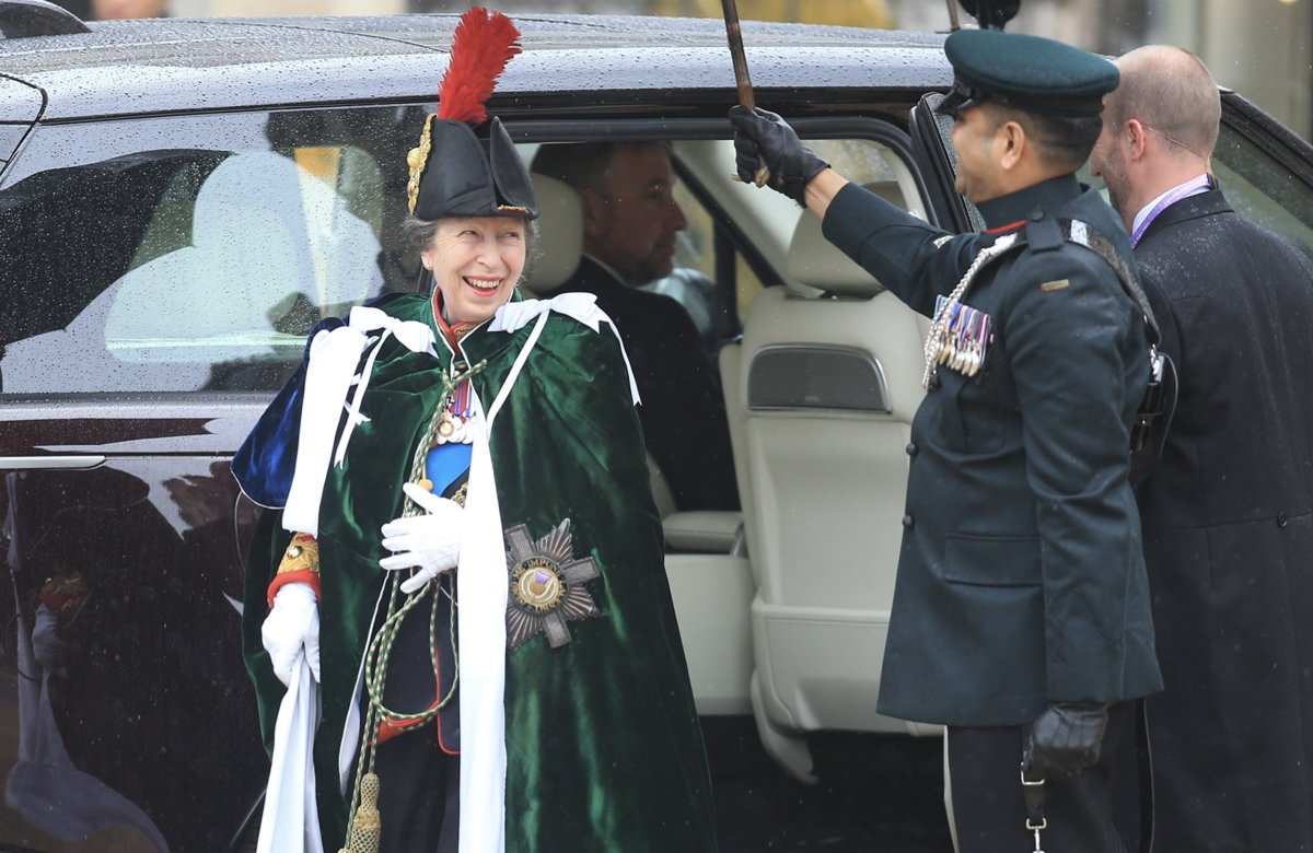 Prinzessin Anne steigt aus dem Auto vor der Krönung ihres Bruders König Charles III.