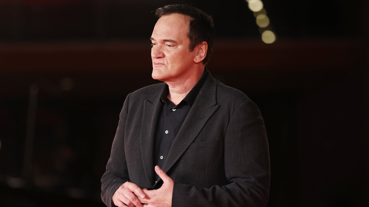 Quentin Tarantino sieht zu Boden und hält sich die Hände