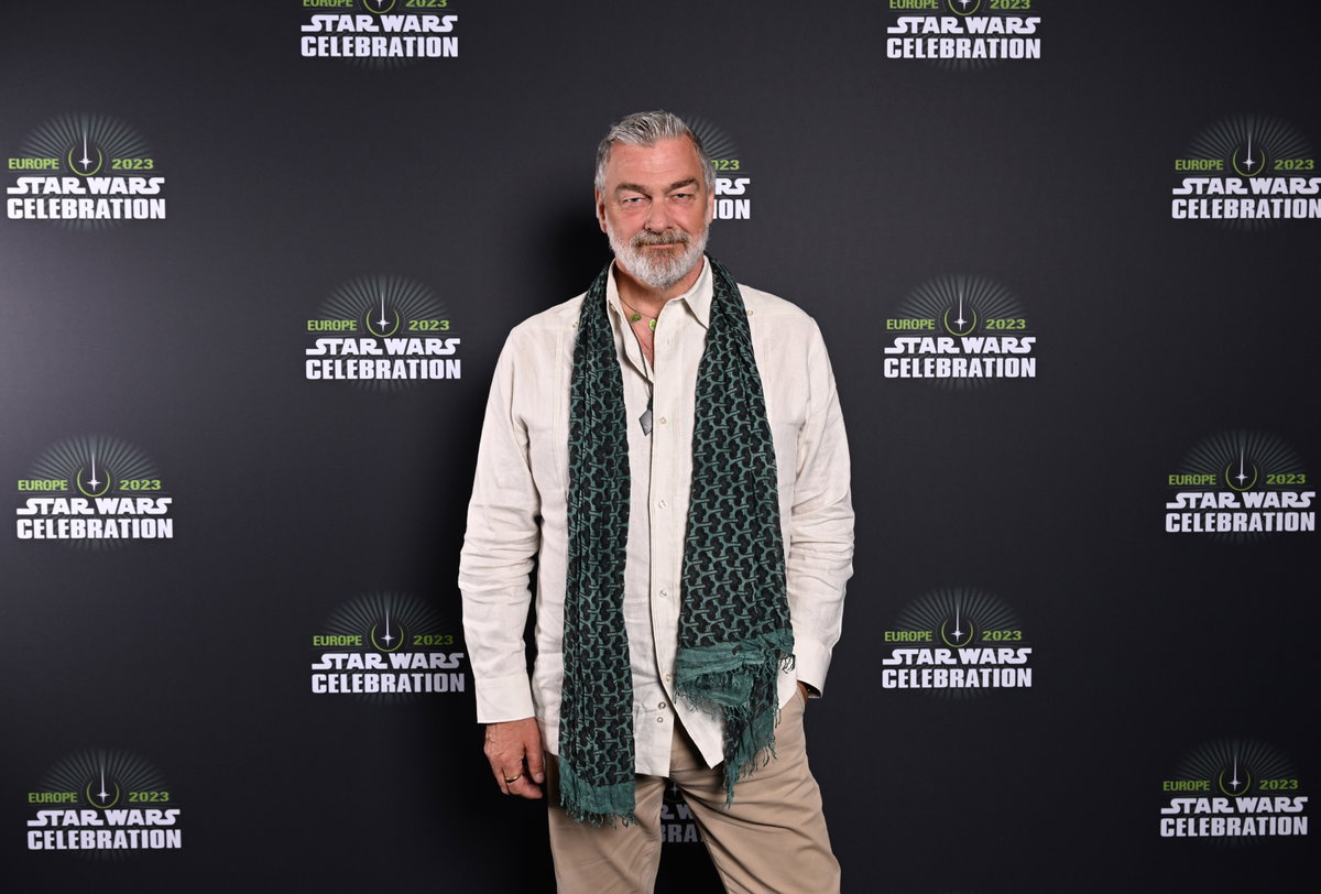 Ray Stevenson guckt ernst