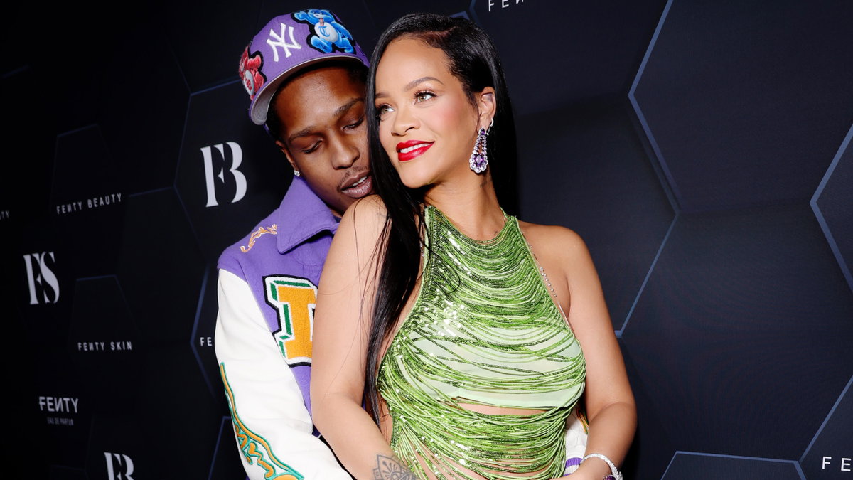 A$AP Rocky umarmt die schwangere Rihanna von hinten