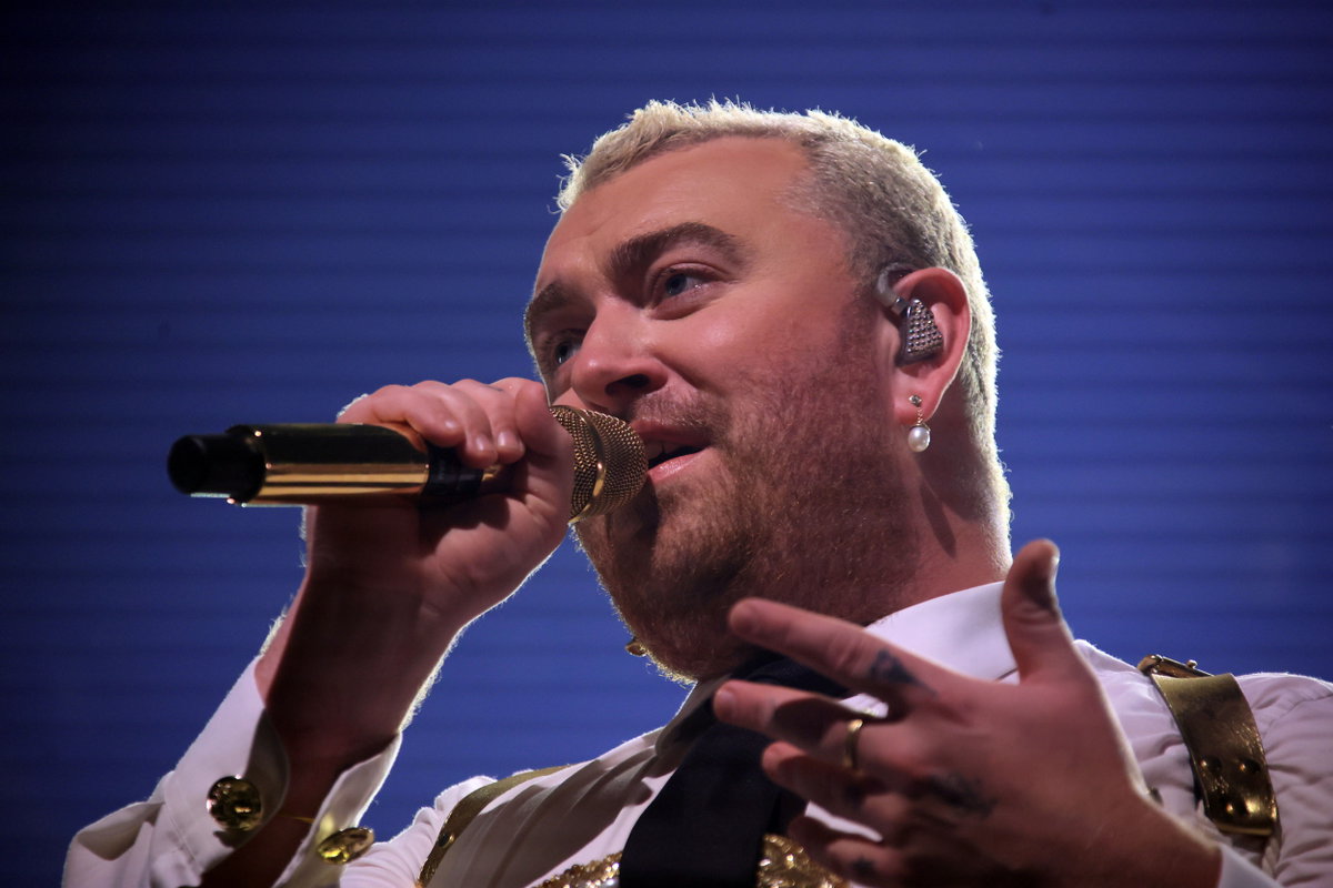 Sam smith singt mit Mikro in der Hand