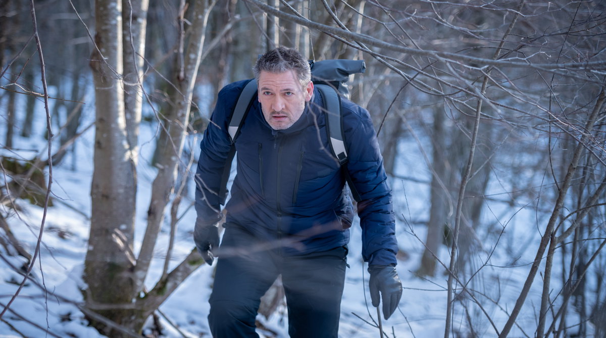 Sturm der Liebe Christoph läuft mit ernstem Blick durch den verschneiten Wald