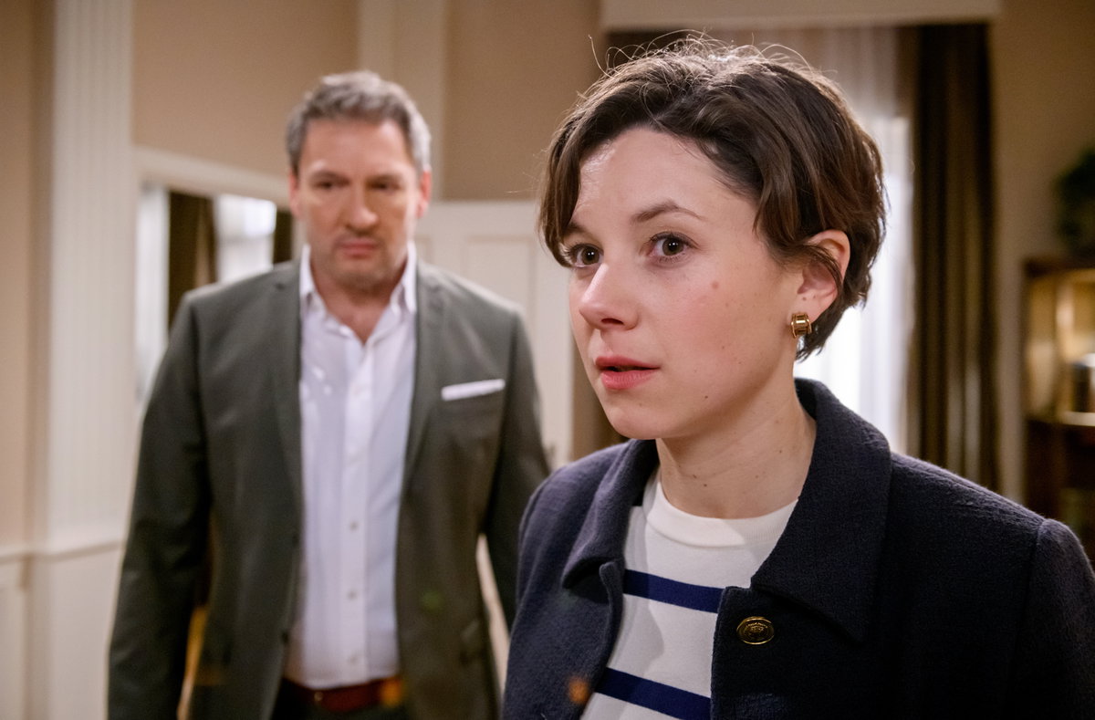Sturm der Liebe Eleni guckt entsetzt, Christoph steht im Hintergrund