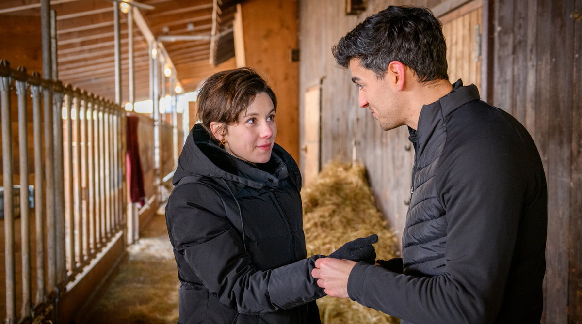 Sturm der Liebe Eleni und Leander halten sich an der Hand im Stall