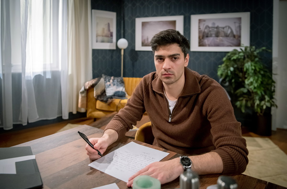 Sturm der Liebe Leander sitzt am Schreibtisch und guckt ernst