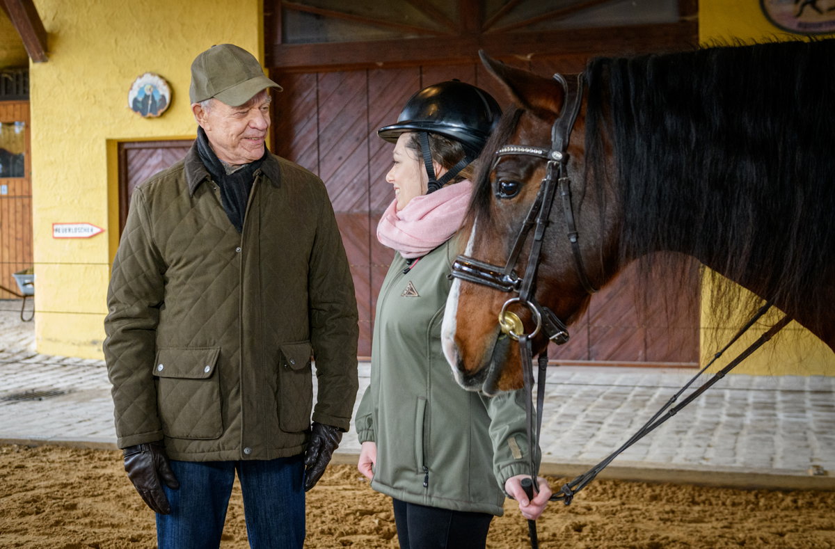 Sturm der Liebe Valentina hält ein Pferd am Zügel und steht Werner gegenüber in der Reithalle