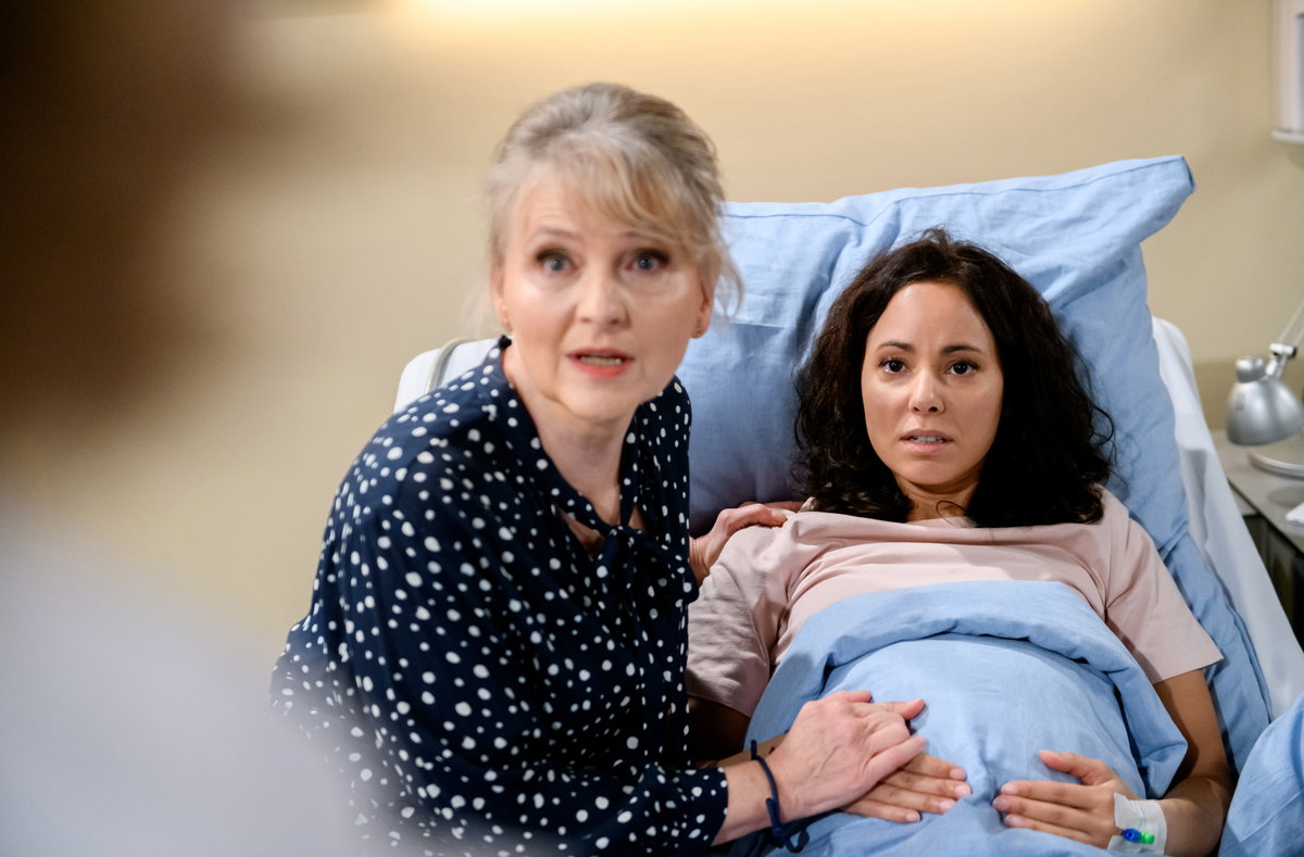 Sturm der Liebe Vanessa liegt im Bett und guckt entsetzt
