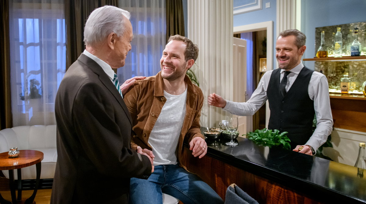Sturm der Liebe Werner, Florian und Erik sitzen und stehen an der Bar