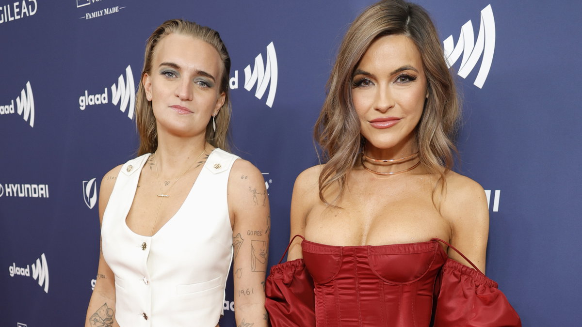 Chrishell Stause und G Flip halten Händchen auf dem roten Teppich