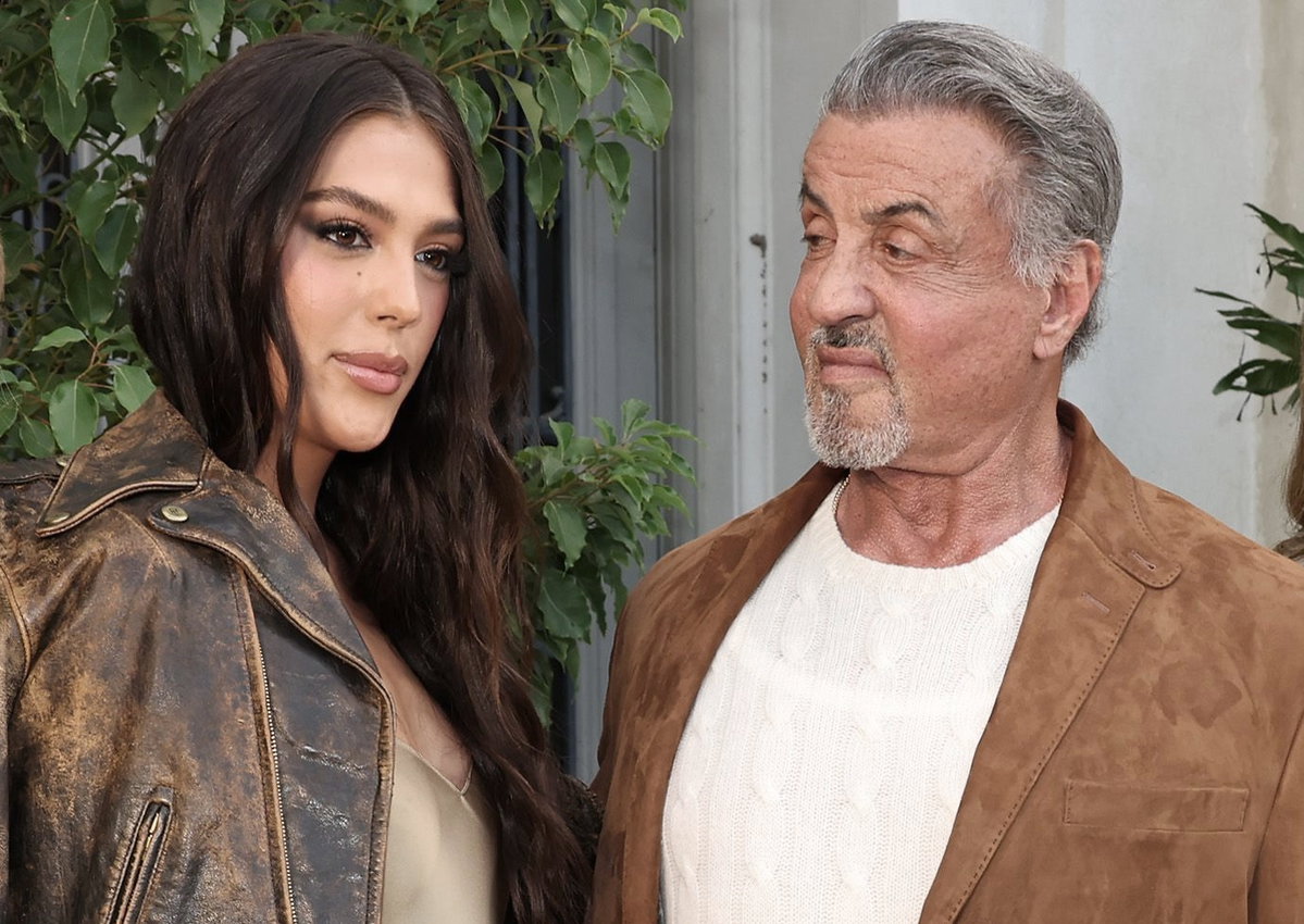 Sistine Stallone steht neben Vater Sylvester Stallone, der sie kritisch beäugt