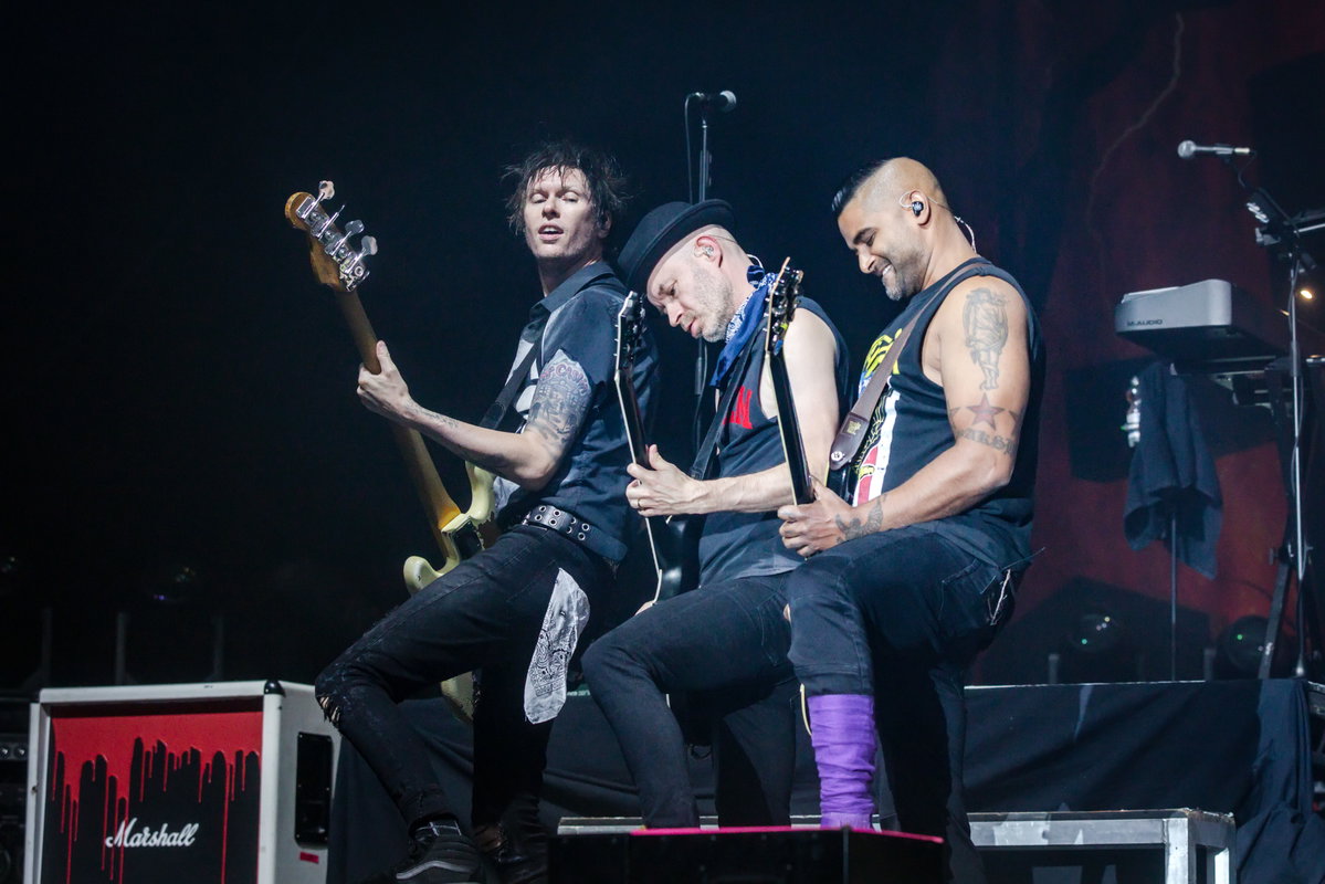 Sum 41 auf der Bühne mit Gitarren in den Händen