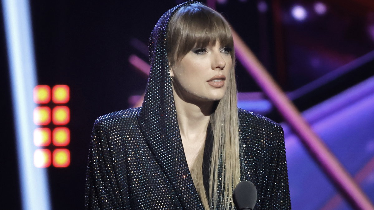 Taylor Swift schaut betroffen zur Seite