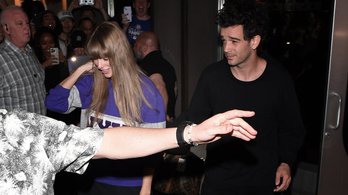 Taylor Swift und Matty Healy verlassen ein Gebäude zusammen