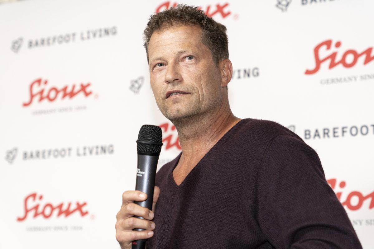Till Schweiger guckt ernst mit Mikro in der Hand