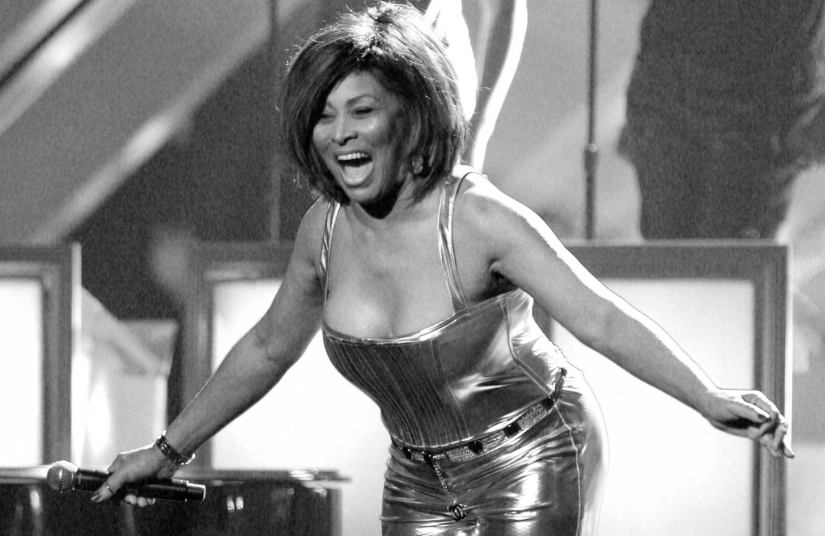 Tina Turner glücklich auf der Bühne