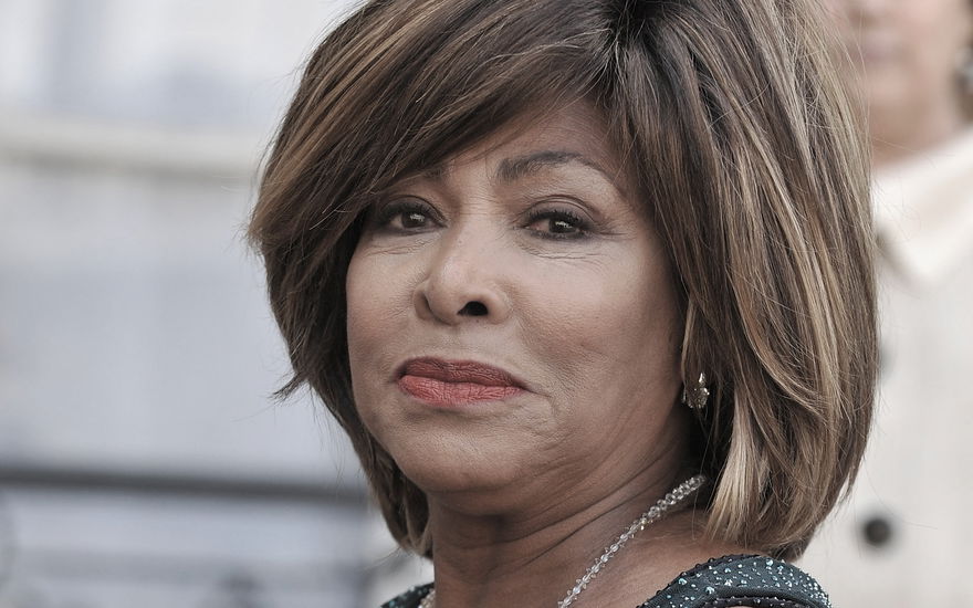 Tina Turner schaut traurig in die Kamera