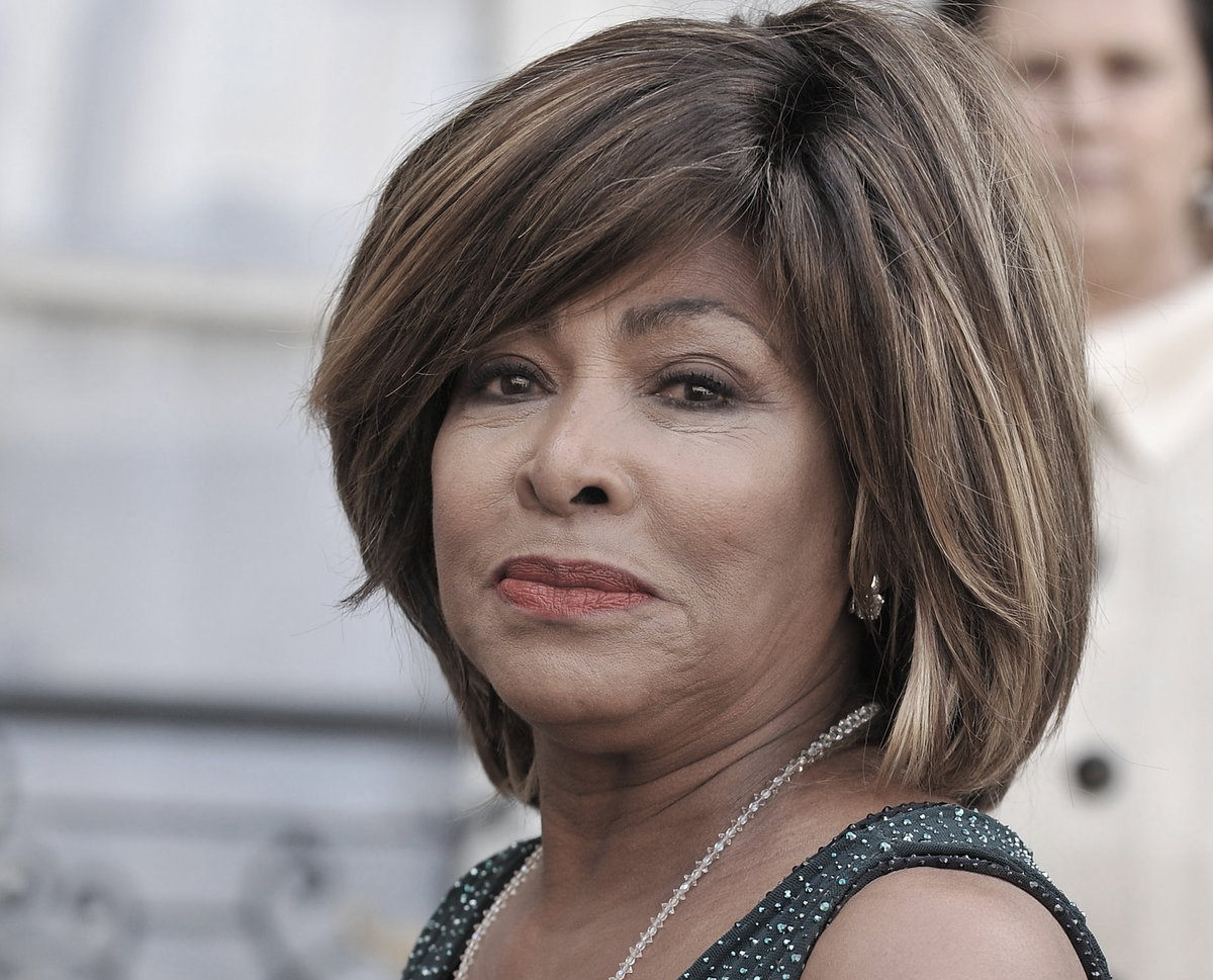 Tina Turner schaut traurig in die Kamera