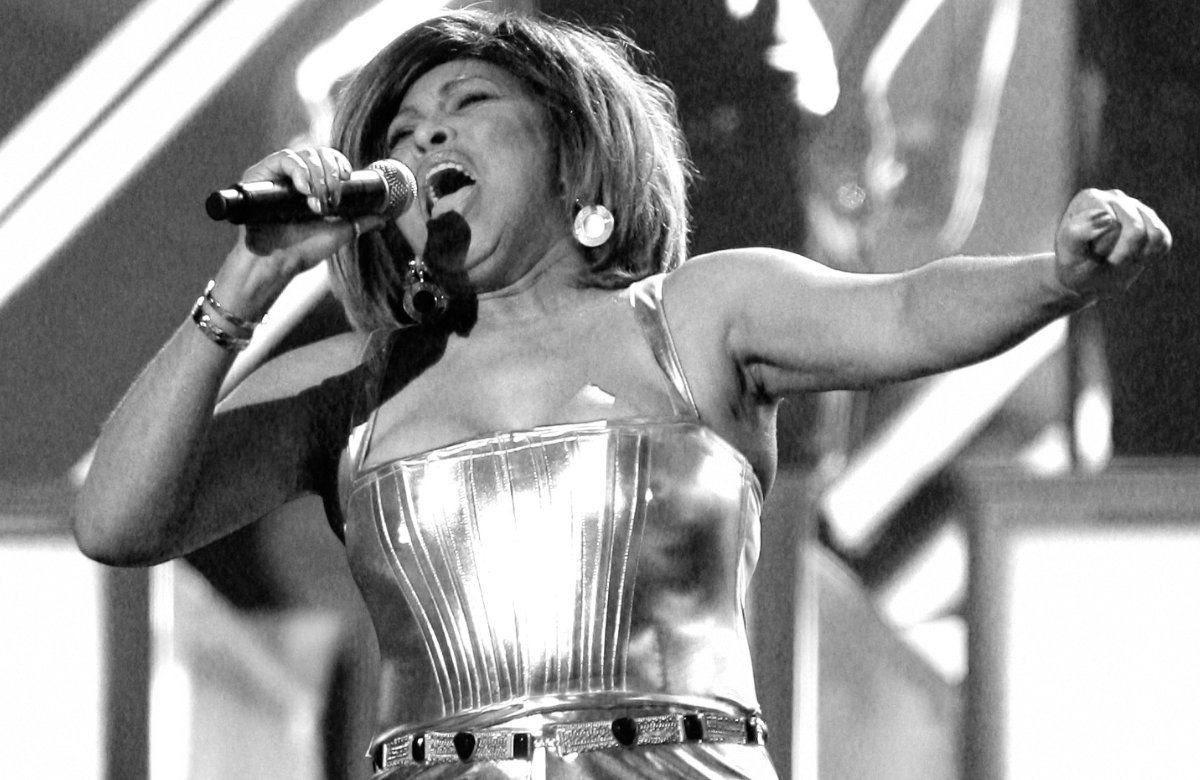 Tina Turner auf der Bühne, singt ins Mikrofon