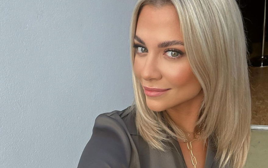 Valentina Pahde macht Selfie